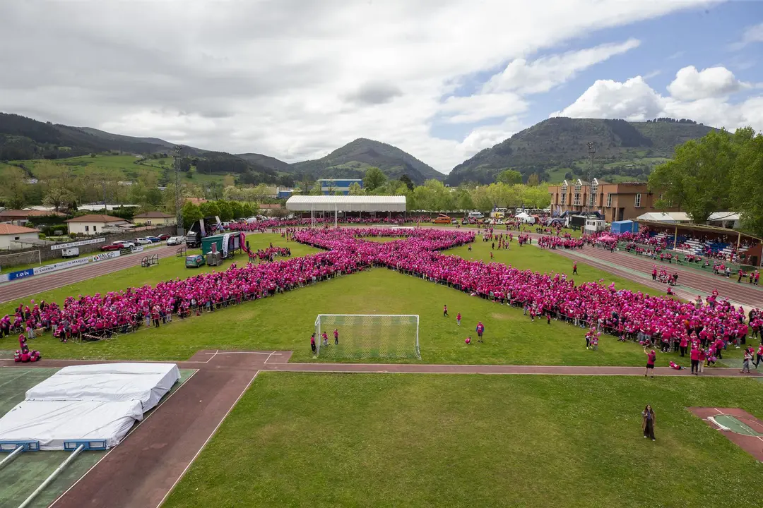 Más de 7.000 personas participan en el 'Lazo rosa' de Luchemos por la Vida, que no consigue el Récord Guinness