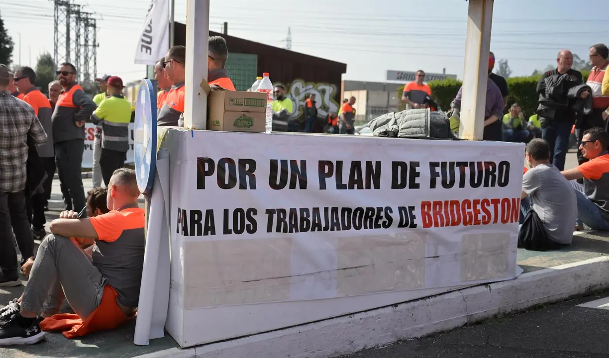 Concentración de trabajadores de Bridgestone en Puente San Miguel previa a la manifestación del 8 de abril