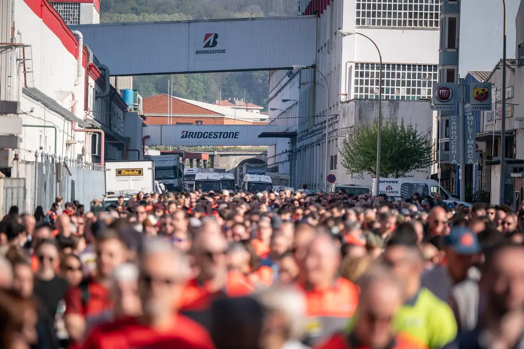 Decenas de personas durante la manifestación de la plantilla de Bridgestone en la jornada de huelga por el ERE,