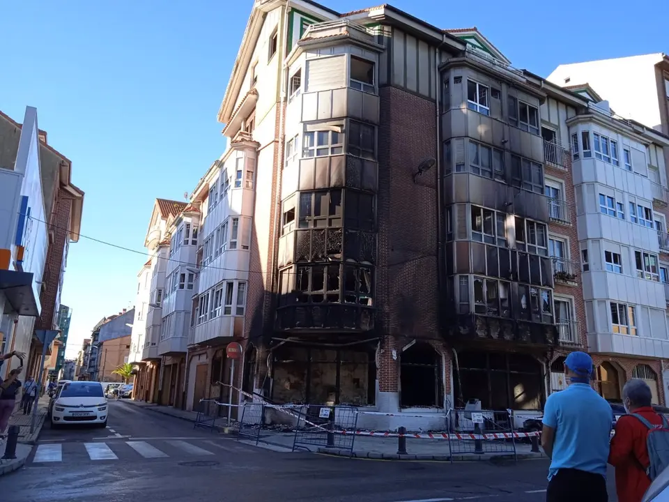 Estado del edificio tras el incendio en el local comercial