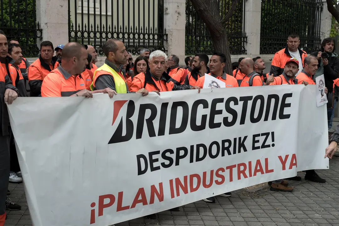 Varios trabajadores de Bridgestone con una pancarta durante una concentración en Madrid frente a la Embajada de Japón