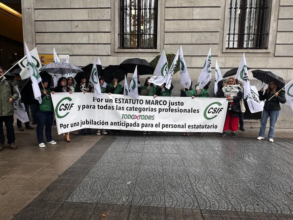 Concentración de delegados de CSIF en la Delegación del Gobierno