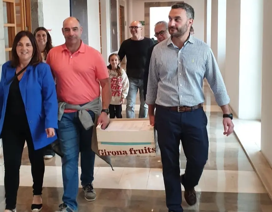 Joaqu&iacute;n Arco, alcalde de Ribamont&aacute;n al Monte, Montserrat P&eacute;rez, presidenta de la Junta Pedanea de Las Pilas y David Garcia, socio fundador de la Asociaci&oacute;n Stop Macroplanta de purines y otros residuos en Hazas de Cesto