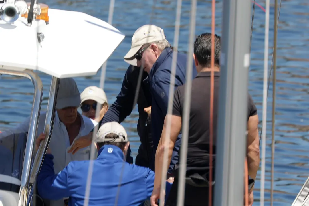 El rey Juan Carlos embarcando en el puerto deportivo