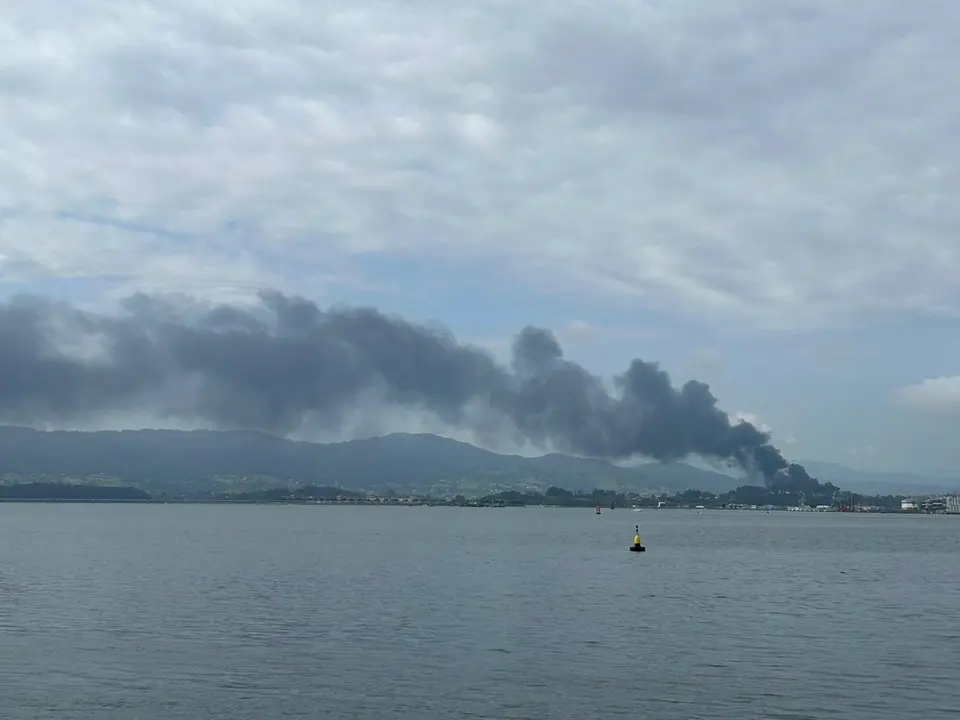 Humo generado por el incendio en la fundición