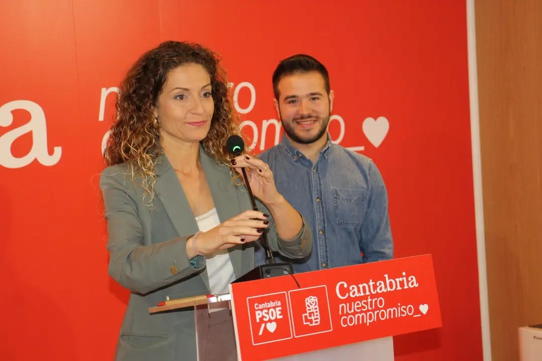 La portavoz del PSOE, Ainoa Quiñones, y el secretario general de Juventudes Socialistas, Fran Cano, en rueda de prensa