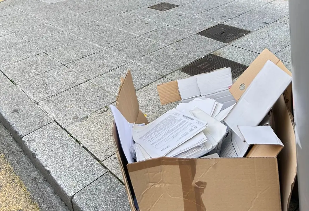 Documentos tirados en la calle. Foto| Twitter Felipe Pi&ntilde;a