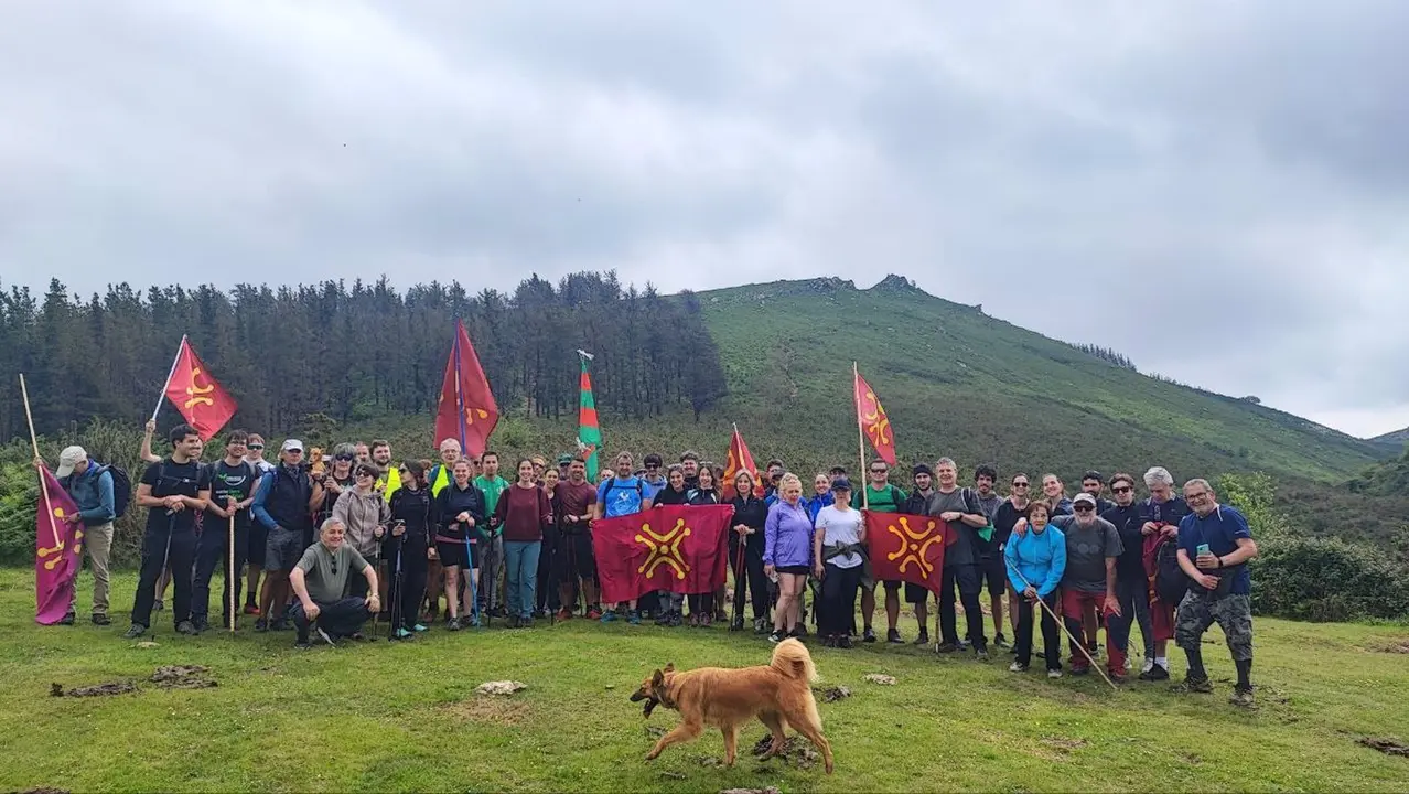 La agrupación local de Cantabristas Torrelavega ha movilizado este domingo a un centenar de personas para subir al Monte Dobra