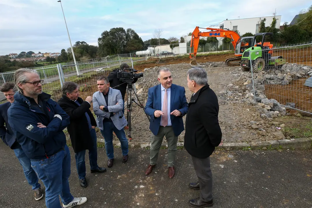 El consejero de Fomento, Roberto Media,al inicio de las obras de las viviendas de sustittución para los afectados por los derribos de Las LLamas II de Argoños