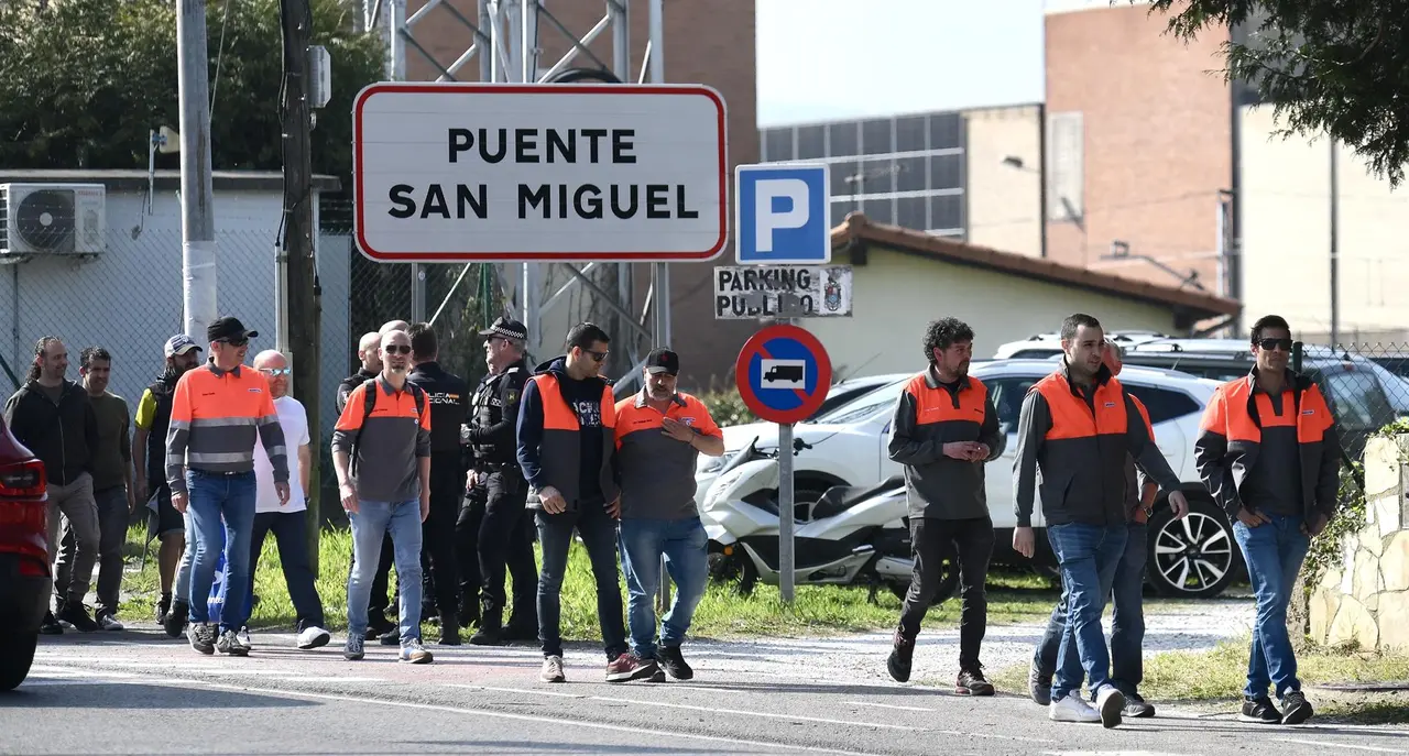 Varias personas durante la manifestación de la plantilla de Bridgestone
