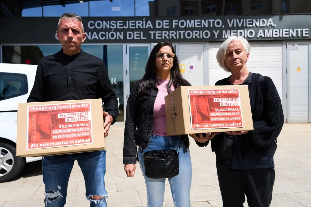 Padres de algunos de los cuatro jóvenes madrileños fallecidos en marzo en un accidente de tráfico en el puerto de Lunada entregan las firmas recogidas a la Consejería de Fomento