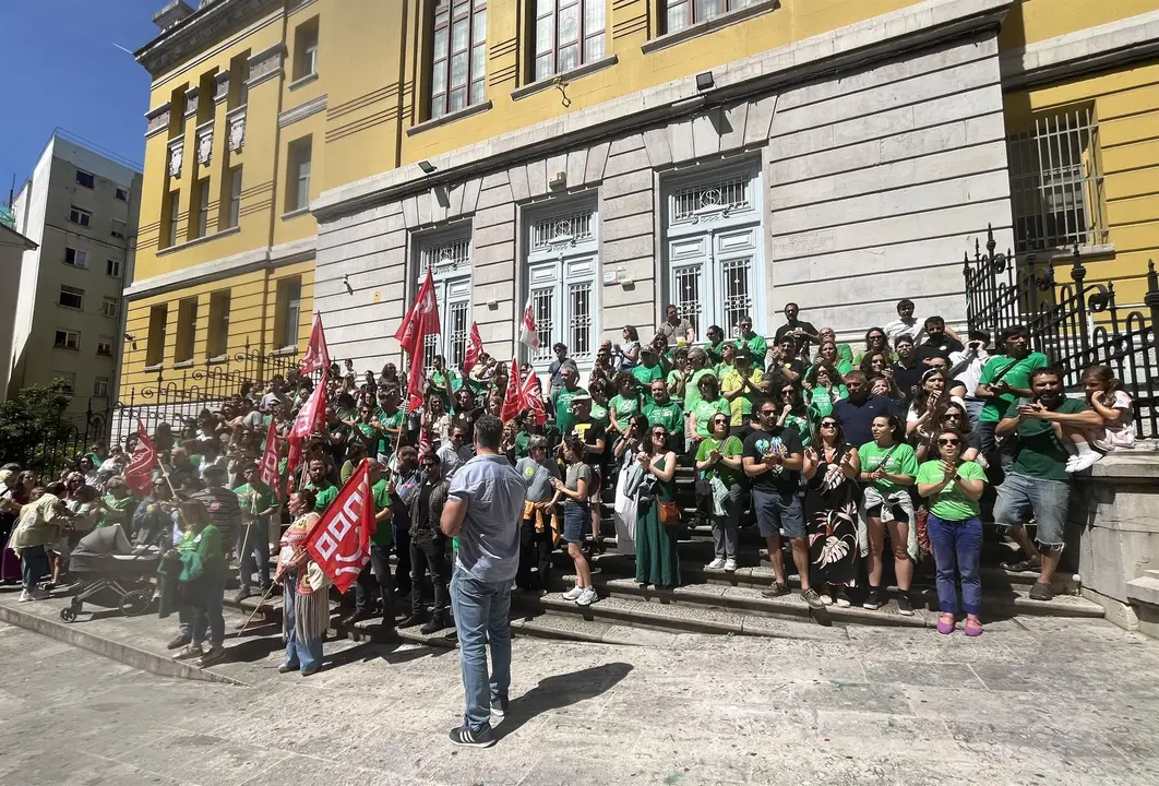 Concentración de los docentes en el IES Santa Clara de Santander para reclamar la adecuación salarial