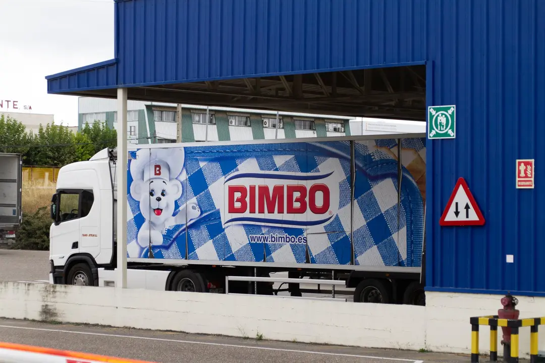 Un camión en la fábrica de Bimbo