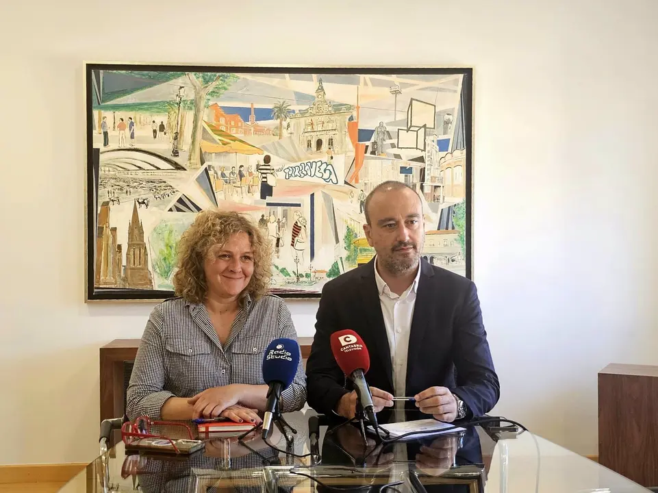 El alcalde de Torrelavega, Javier López Estrada, y la concejala Patricia Portilla