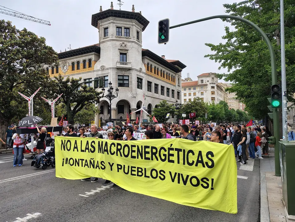 Unas 1.500 personas se manifiestan en Santander en contra de los polígonos eólicos y las plantas de biogás