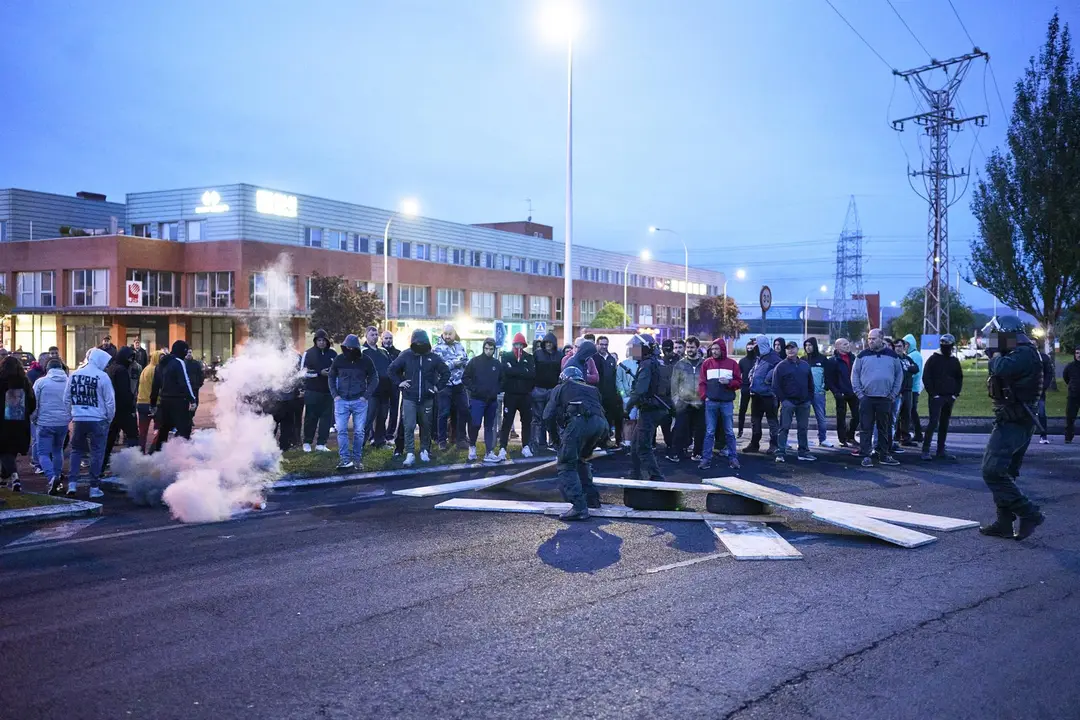 Varios trabajadores del metal hacen una hoguera durante la segunda jornada de la huelga