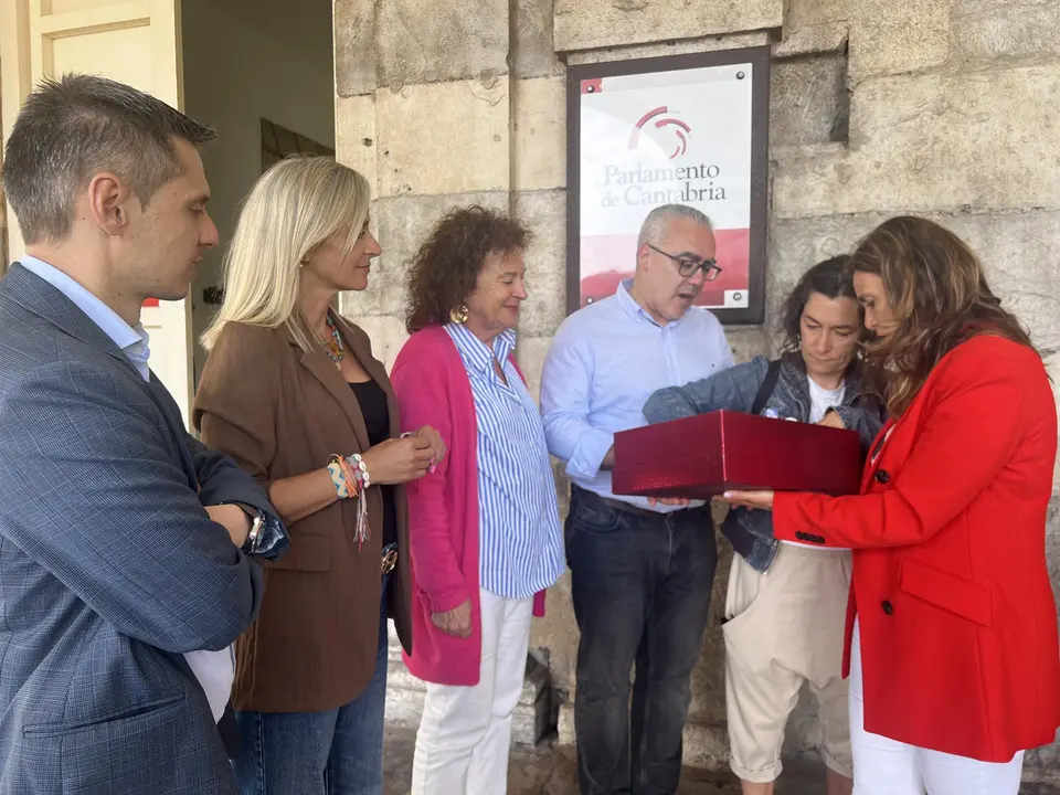 El AMPA de El Pedregal registra en el Parlamento más de 11.300 firmas contra el cierre del centro