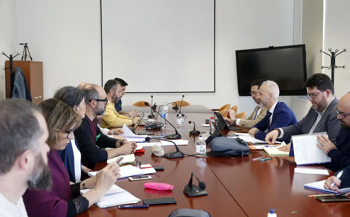 Foto de archivo de una reunión del consejero de Educación, Sergio Silva, con representantes de la Junta de Personal Docente