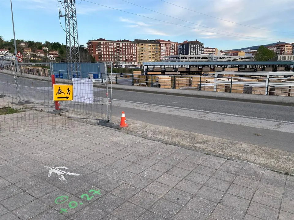 Obras en el acceso a la pasarela sobre el río Besaya