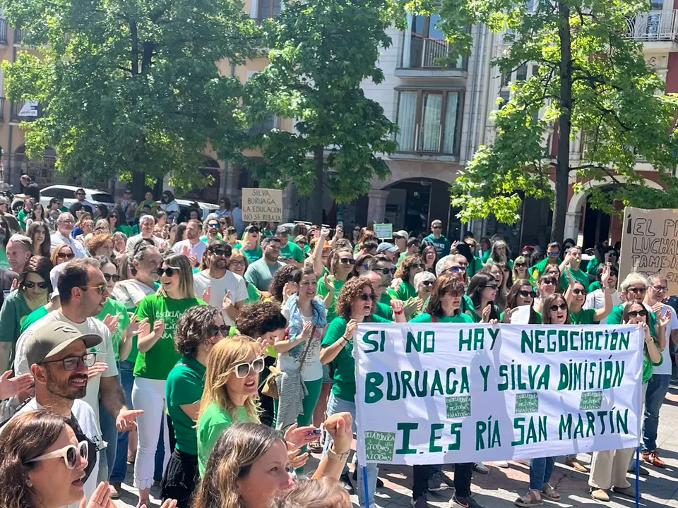 Manifestación de docentes cántabros para reclamar la adecuación salarial
