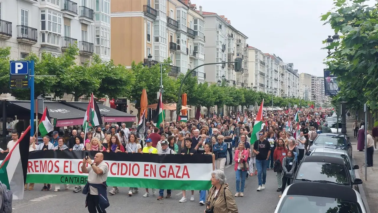 Miles de personas se manifiestan en Santander para pedir %22el fin del genocidio%22 en Gaza