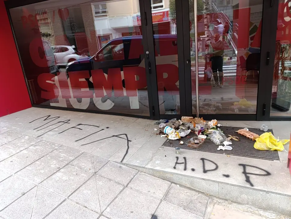El PSOE denuncia un nuevo ataque a su sede de Cantabria con la palabra "mafia" y reprocha a Feij&oacute;o su "silencio".