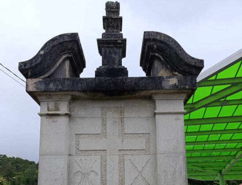 El monumento en homenaje a Primo de Rivera, con el símbolo de la Falange Española, junto al parque infantil en Voto 