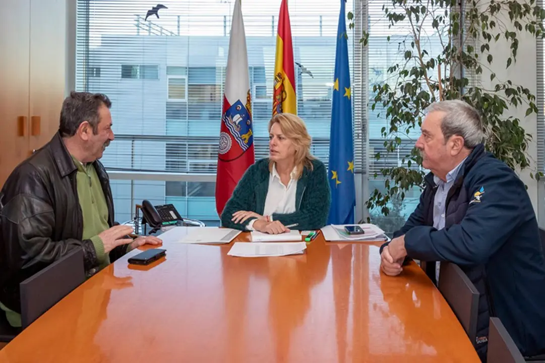 La consejera de Desarrollo Rural, Ganader&iacute;a, Pesca y Alimentaci&oacute;n, Mar&iacute;a Jes&uacute;s Susinos, recibe al alcalde de San Roque de Riomiera, Antonio Fern&aacute;ndez

La consejera de Desarrollo Rural, Ganader&iacute;a, Pesca y Alimentaci&oacute;n, Mar&iacute;a Jes&uacute;s Susinos, recibe al alcalde de San Roque de Riomiera, Antonio Fern&aacute;ndez Diego.