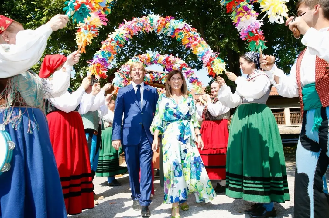 La presidenta de Cantabria y el alcalde de Reocín en la edición del año pasado del Día de las Instituciones