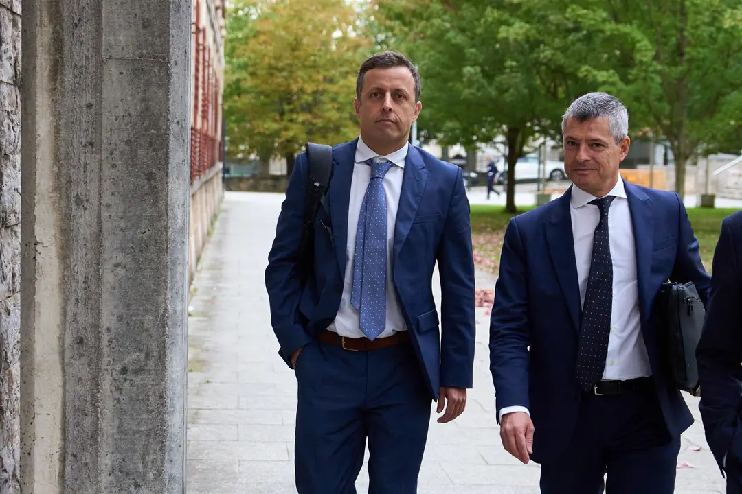 El juez Luis Acayro junto a su abogado