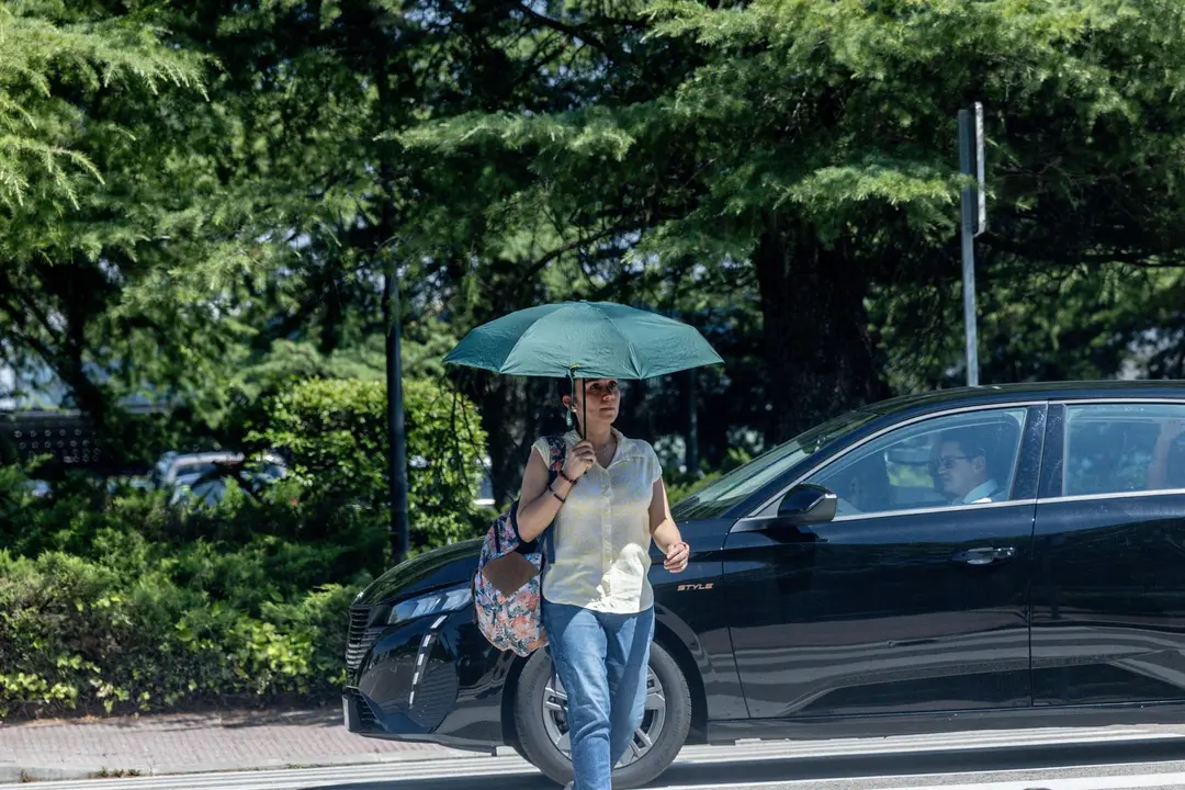 Una persona con paraguas