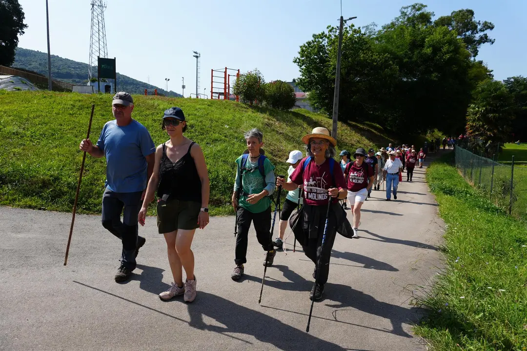 Vecinos de Villaescusa marchan contra el polígono eólico Benavieja