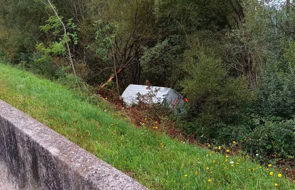 Furgoneta que cay&oacute; por un talud en la A-8 en Ud&iacute;as
