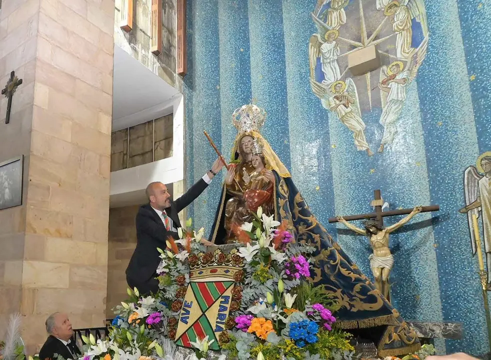 El alcalde de Torrelavega, Javier López Estrada, entrega su bastón de mando a la Virgen Grande