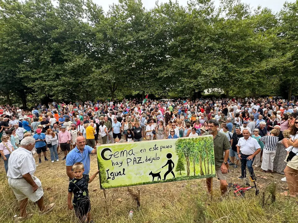 Centenares de personas se concentra en Mataleñas contra el aparcamiento de autocaravanas- Aquí no