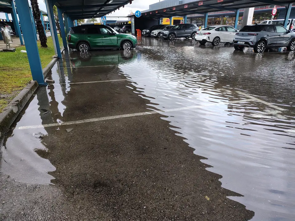 Imagen de la acumulación de agua en el aeropuerto Seve Ballesteros-Santander este jueves