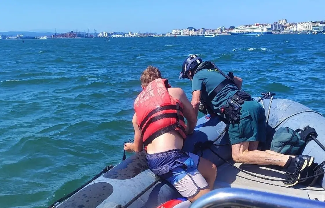La Guardia Civil rescata a siete j&oacute;venes que hac&iacute;an paddle surf en Santander
