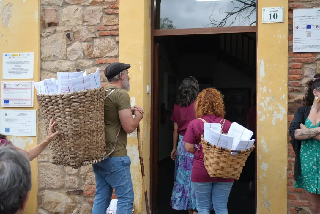 Miembros del Colectivo vecinal contra el parque eólico Benavieja lleva las alegaciones en cuevanos al Ayuntamiento de Penagos