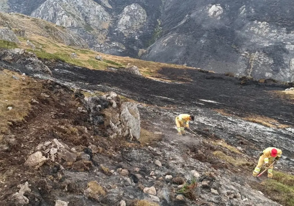 Bomberos en el incendio de Camaleño