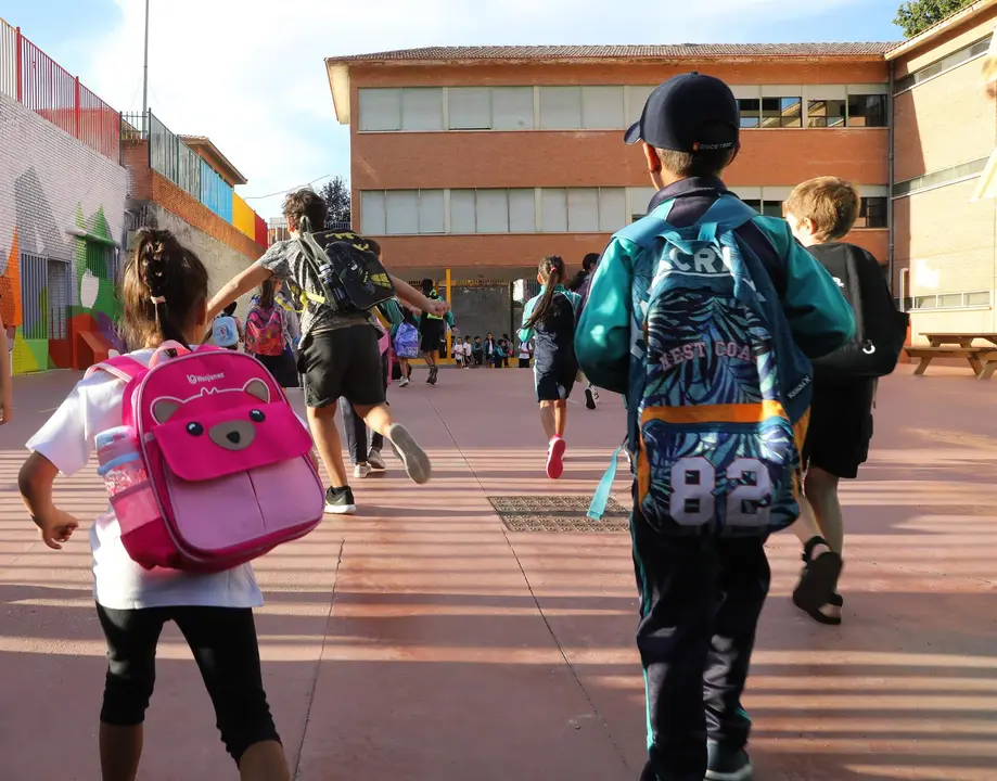 Varios niños a su llegada al colegio