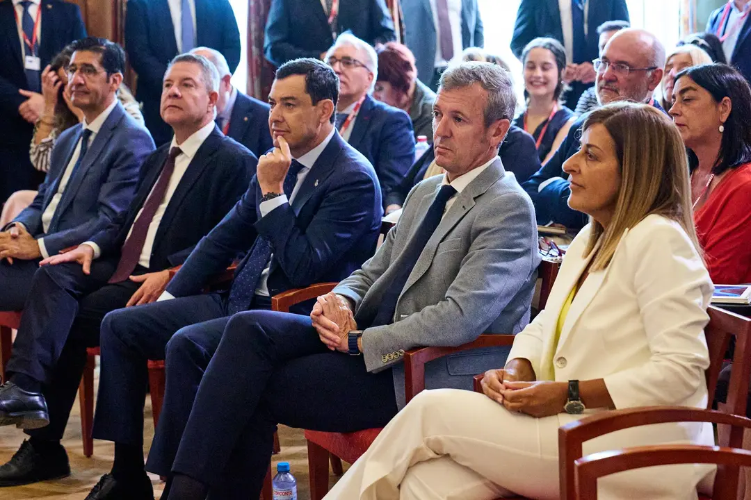 La presidenta de Cantabria, María José Sáenz de Buruaga (PP), junto a los de Galicia, Alfonso Rueda, y Andalucía, Juanma Moreno, también del PP, y más alejado el de Castilla-La Mancha, Emiliano García-Page