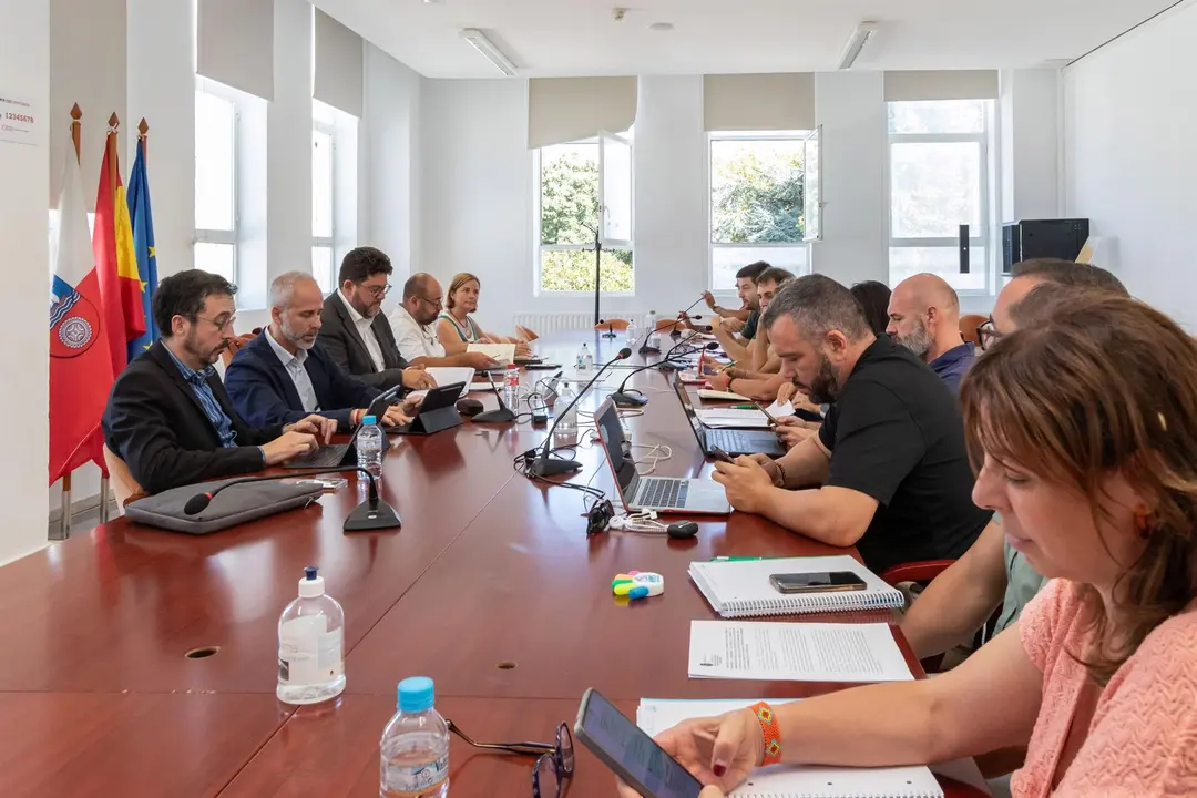 El consejero de Educación, Sergio Silva, preside la mesa de negociación con la Junta de Personal Docente