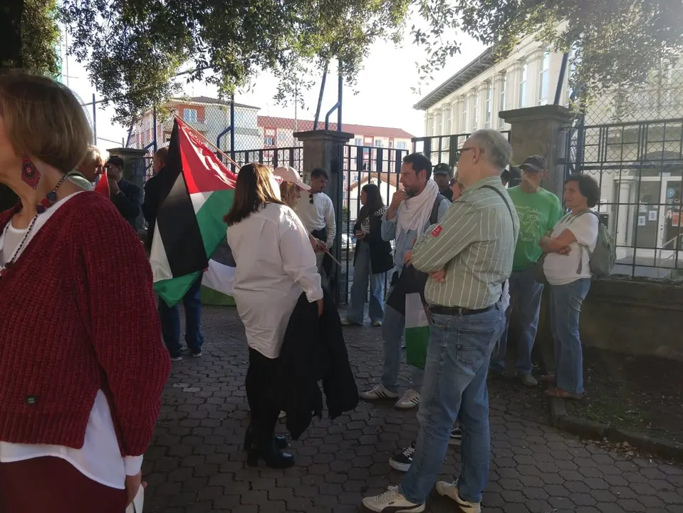 Concentración a las puertas del CEIP Simón Cabraga durante el Consejo Escolar de Cantabria