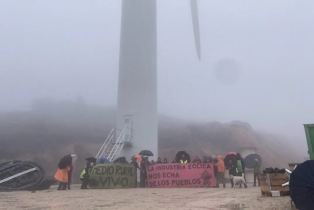 Medio centenar de manifestantes realizan una marcha para denunciar el "tremendo destrozo" del parque e&oacute;lico del Escudo