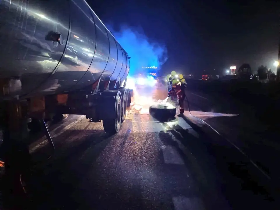 Un camión cisterna lleno de agua se incendia en la A-8 a la altura de Santa María de Cayón