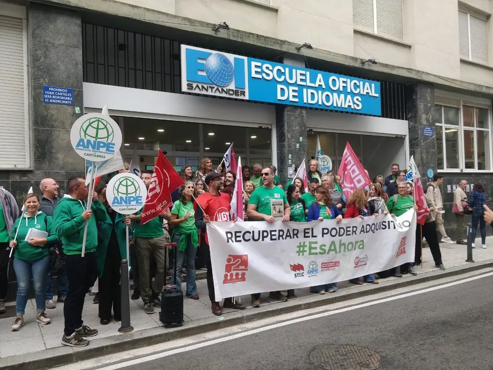 Unos 60 docentes se concentran frente a la Escuela Oficial de Idiomas de Santander por la adecuación salarial