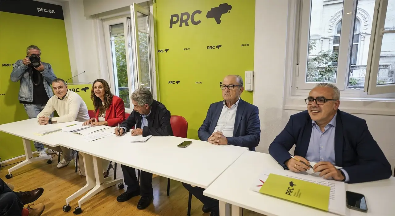 Paula Fernández, Revilla, Marcano y Hernando, en una reunión de la Ejecutiva del PRC