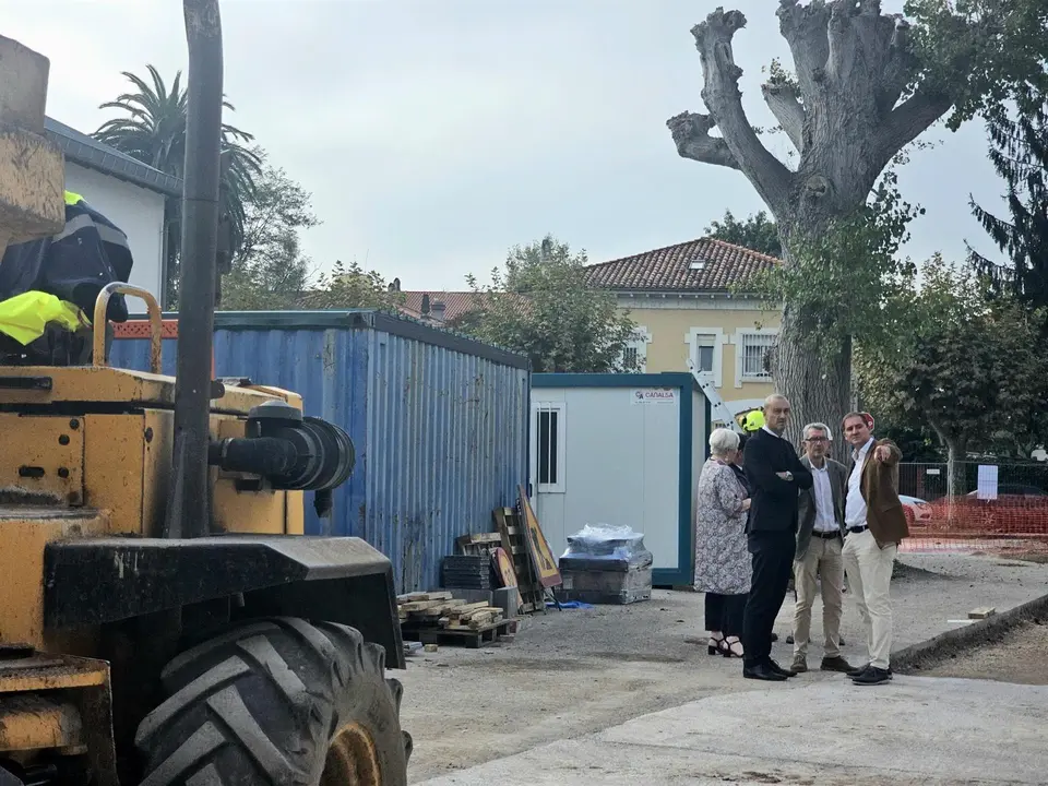 Javier López Estrada, Pedro Pérez Noriega y Blanca Rosa Gómez Morante visitan las obras en las redes de saneamiento en el entorno de La Lechera
