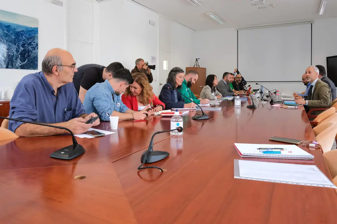 El consejero de Educación, Formación Profesional y Universidades, Sergio Silva, preside la Mesa de Diálogo con la Junta de Personal Docente