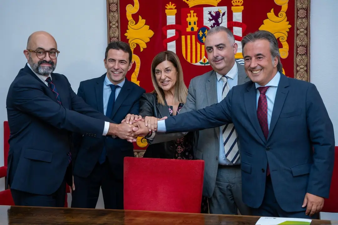 Representantes institucionales se estrechan las manos tras la firma del protocolo de actuación para el cubrimiento de las vías en Maliaño